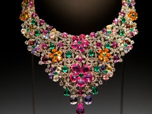 Collar de oro con zafiros de varios colores, granates de color mandarina, esmeraldas y diamantes