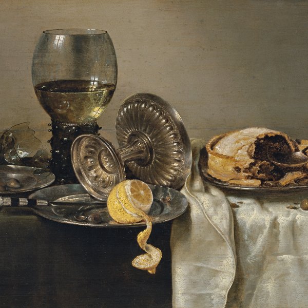 Bodegón con pastel de frutas y diversos objetos