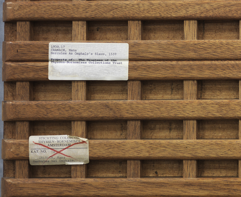 Detalle de las etiquetas históricas del reverso