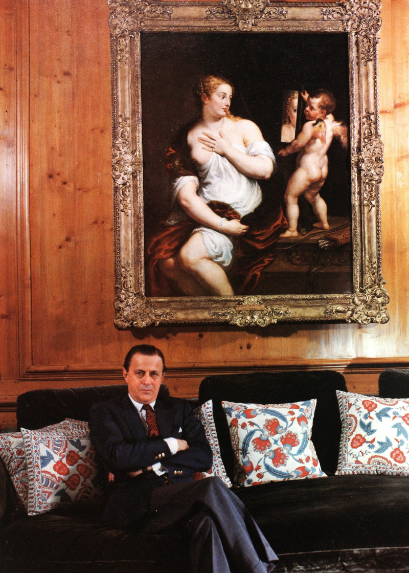 Barón Thyssen posando junto a la obra
