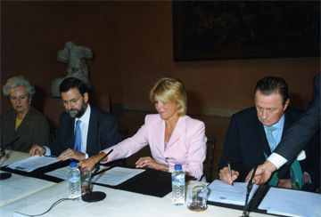 Doña Pilar de Borbón, Mariano Rajoy (Ministro de Cultura) y los barones en la firma del préstamo de la Colección Carmen Thyssen-Bornemisza