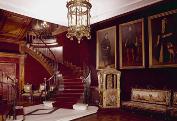 Palacio de Villahermosa. Zaguán de entrada y escalera. Fotografías en Blanco y Negro, 1966