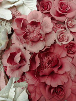 Noemi Iglesias Barrios. Love Profusion (2023). Porcelana y pigmento rojo. Flores hechas a mano. 140 x 75 x 15 cm