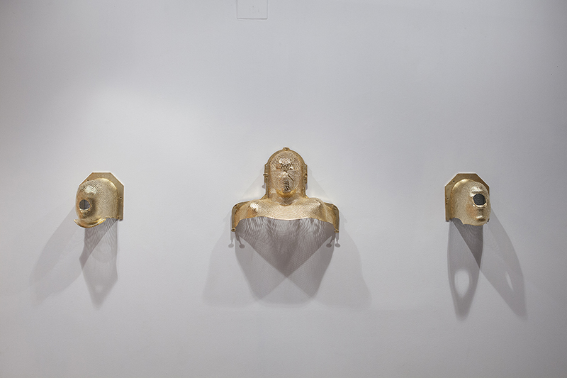 Marina Vargas Exvotos, 2022 Moldes usados de radioterapia y pan de oro alemán. 107 cm x 160’5 cm. Colección Corriquera. © Marina Vargas, VEGAP, Madrid, 2025