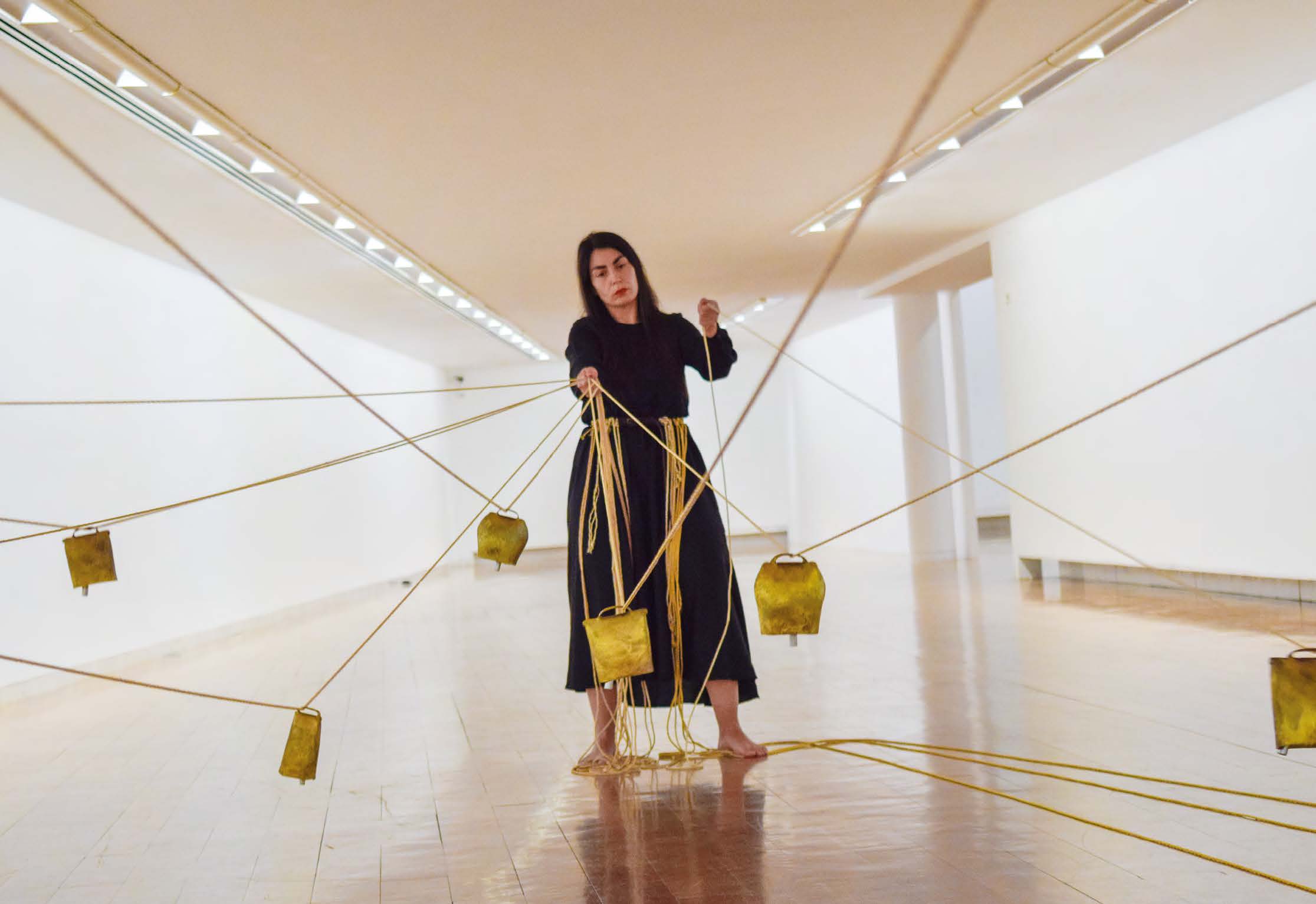 Monica Mura. Performance Sonallas, 2021. Centro Galego de Arte Contemporáneo, Santiago de Compostela. Foto: Iñigo Rodríguez.