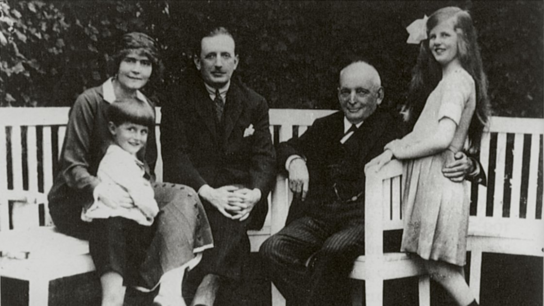 Hans Heinrich de niño con sus padres, su hermana Gabrielle y su abuelo August hacia 1926