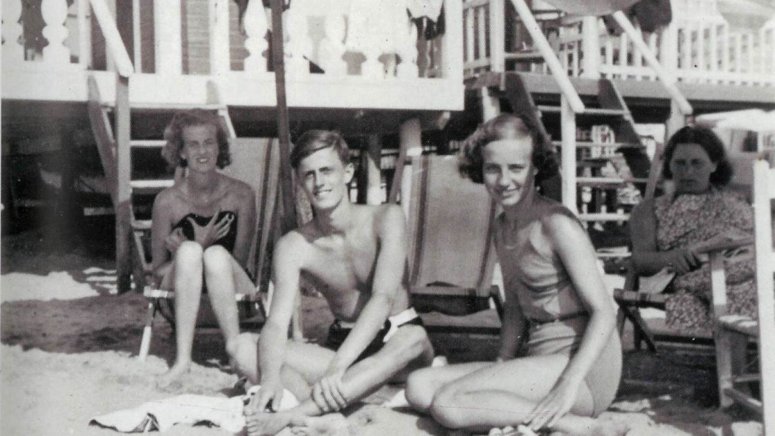 Gabrielle, Hans Heinrich y su primer amor, Pusch (Hannelore Schmidt), en la playa de Viareggio, Italia, agosto de 1937