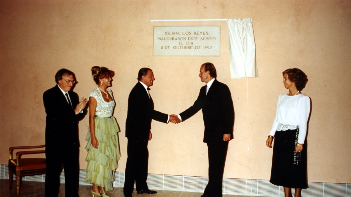 Inauguración de Museo Thyssen-Bornemisza de Madrid el 8 de octubre de 1992. El Rey saluda al barón Thyssen-Bornemisza en presencia de la Reina, el Ministro de Cultura Solé Tura y la baronesa