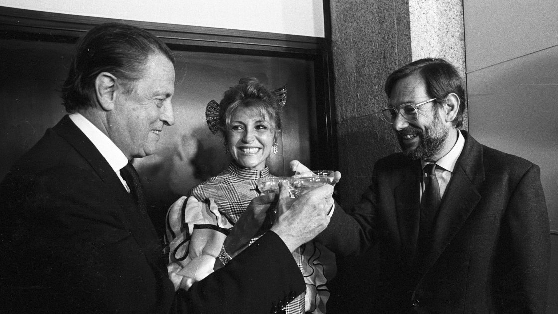 Bernardo Pérez: Los barones con Javier Solana, ministro de Cultura, durante la firma del pre-acuerdo de préstamo de la colección, Madrid