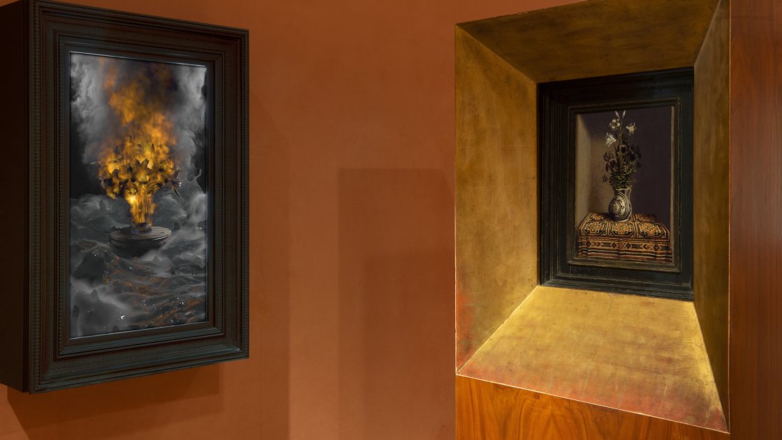 Obra de Marina Núñez junto a una obra de Memling en sala 5 del Museo Nacional Thyssen-Bornemisza