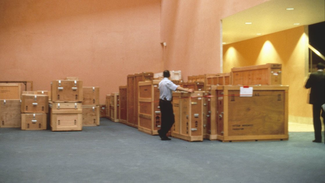 Almacenamiento de las cajas de la colección en el hall del museo, antes de instalarlas en las salas