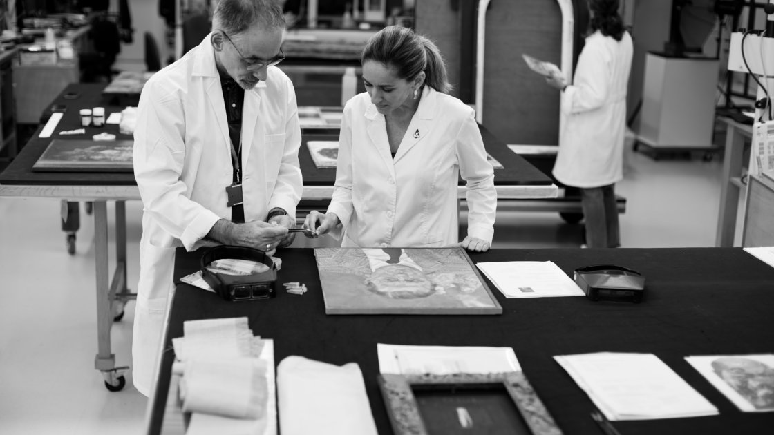Equipo de restauración efectuando una toma de muestra para su análisis