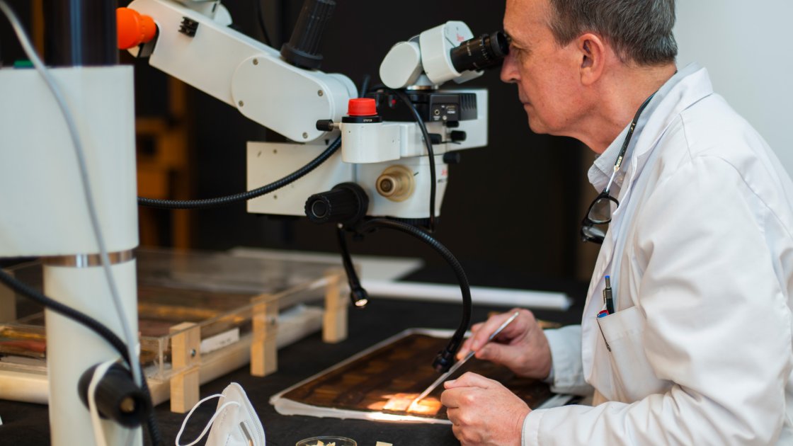 Restaurando a través del microscopio de alta definición