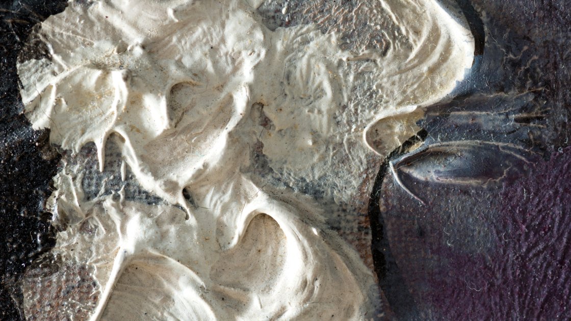 Detalle en macrofotografía de la indumentaria de la obra Arlequín con espejo, de Picasso