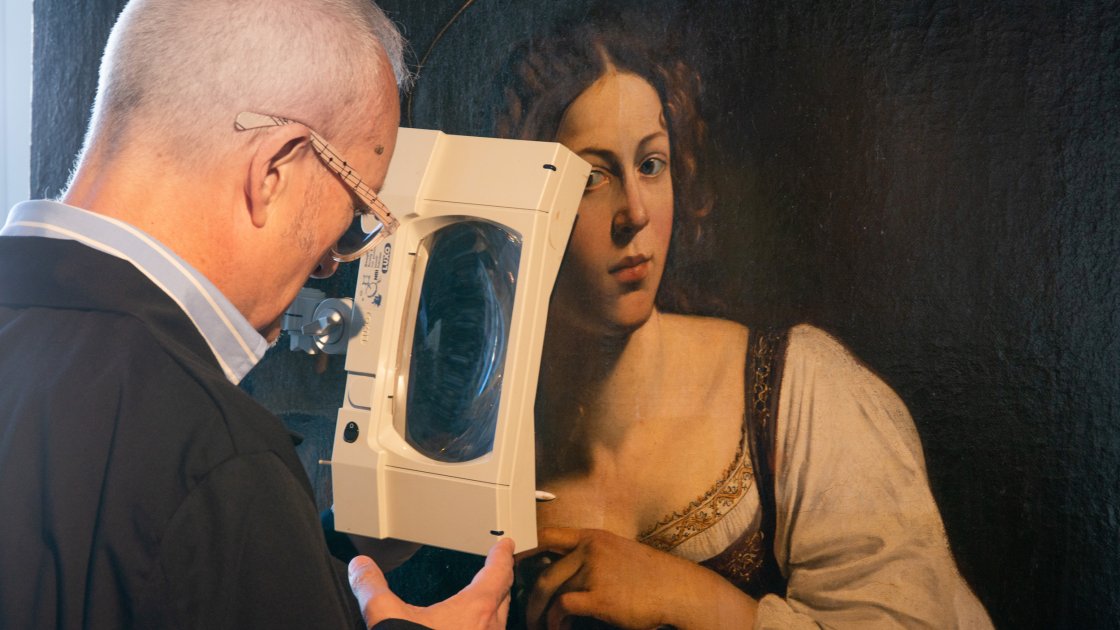 Proceso de limpieza de la obra de Caravaggio "Santa Catalina de Alejandría"