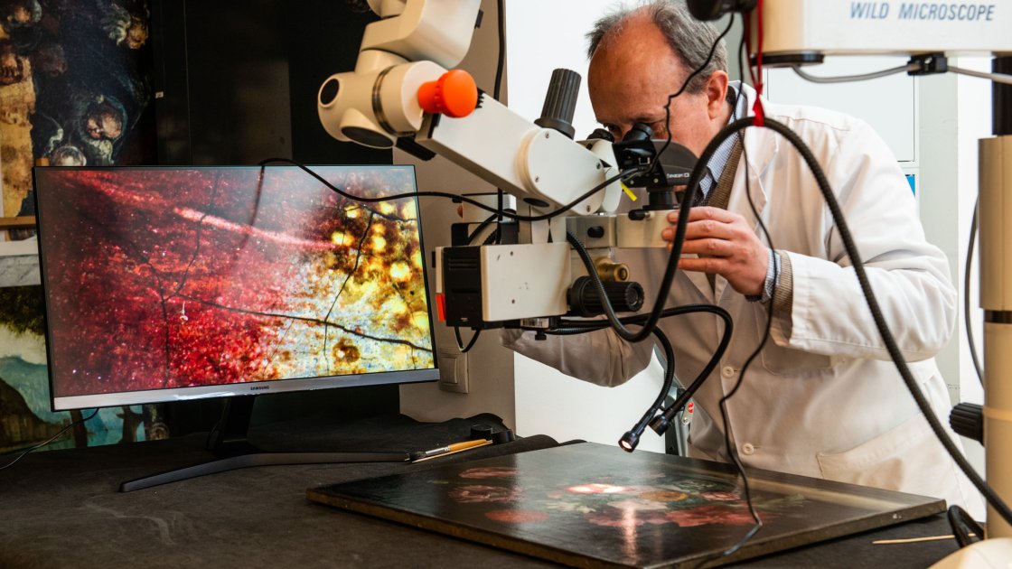 Proceso de restauración mediante microscopio de alta resolución