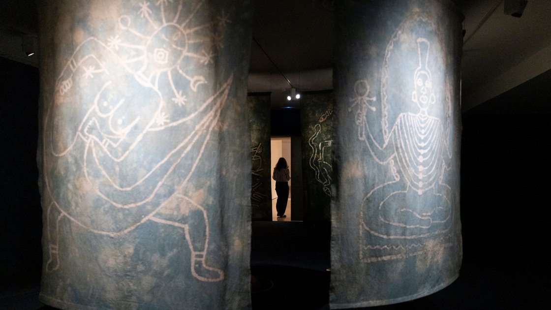 Vista de la exposición Tabita Rezaire. La nebulosa de la calabaza. Museo Nacional Thyssen-Bornemisza, Madrid