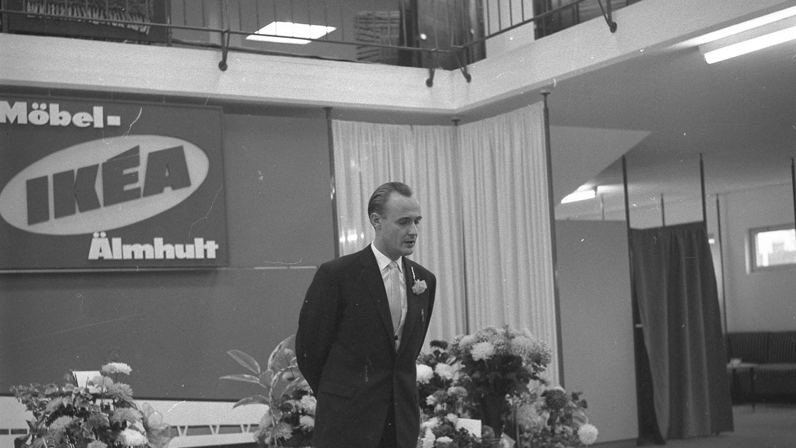 Ingvar Kamprad el día de la inauguración de la primera tienda IKEA