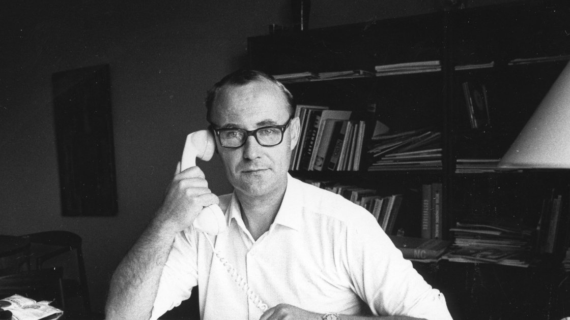 Ingvar Kamprad atiende una llamada en su despacho