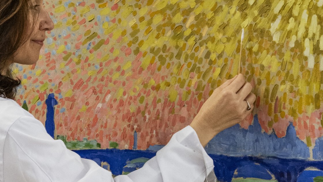 Detalle del proceso de limpieza de la obra de André Derain "El puente de Waterloo"
