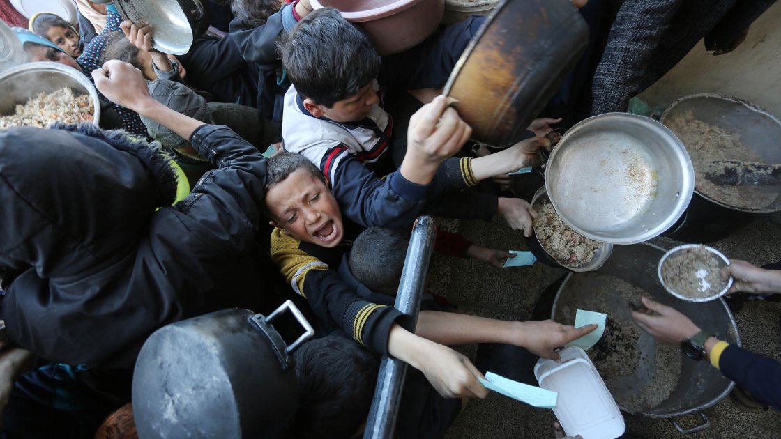 Colas del hambre en Gaza, febrero de 2024. La hambruna ha sido confirmada en la ciudad de Gaza, una crisis provocada deliberadamente por decisiones del Gobierno israelí.  