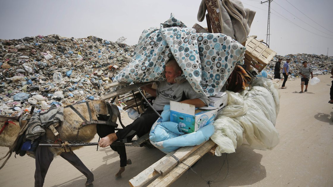 Con el inicio de la incursión militar israelí en Rafah, alrededor de 1,4 millones de personas fueron desplazadas de la noche a la mañana, obligadas a huir de nuevo con lo poco que podían llevar consigo, mayo de 2024. 