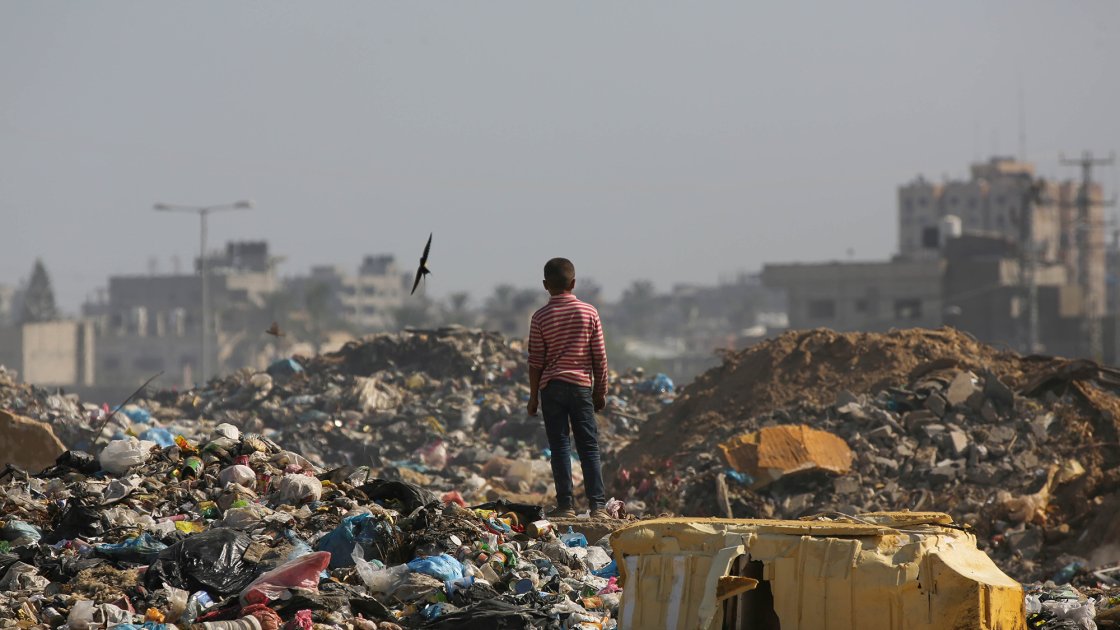 UNRWA gestiona la recogida de residuos para frenar la propagación de enfermedades en medio del hacinamiento, el calor y la escasez de suministros médicos.