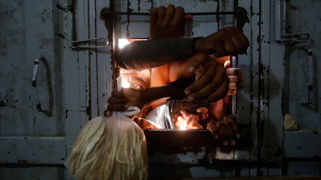 Personas esperan para recibir pan en el centro de Gaza, octubre de 2024. El bloqueo israelí afecta a todos los suministros, incluidos los alimentos. 