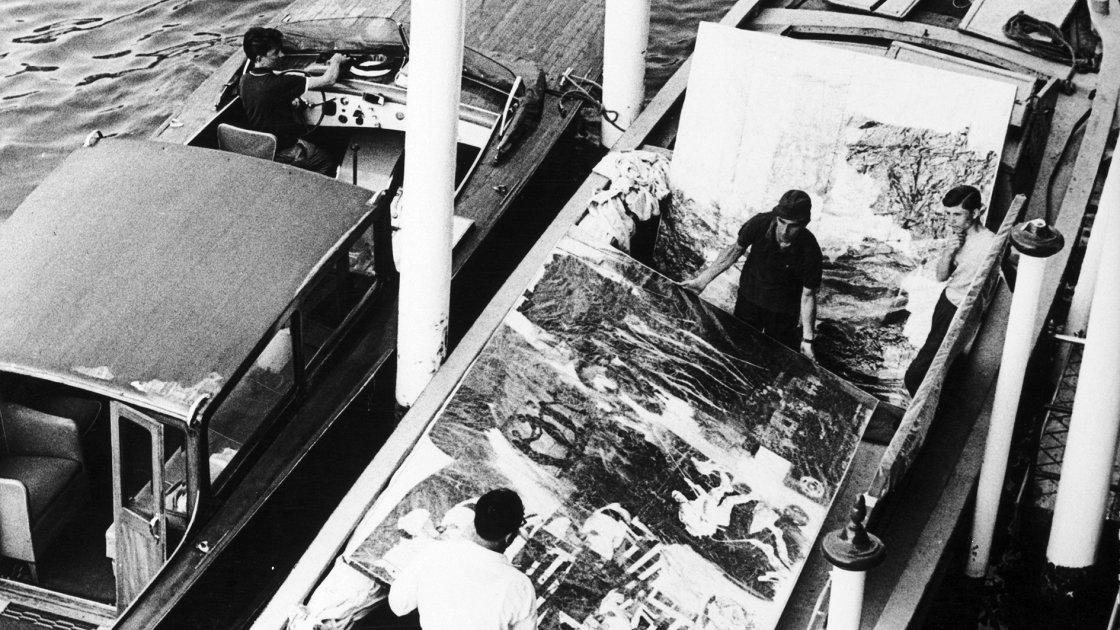 Ugo Mulas. Transporte de las obras de Robert Rauschenberg, XXXII Exposición Internacional Bienal de Arte, Venecia, 1964