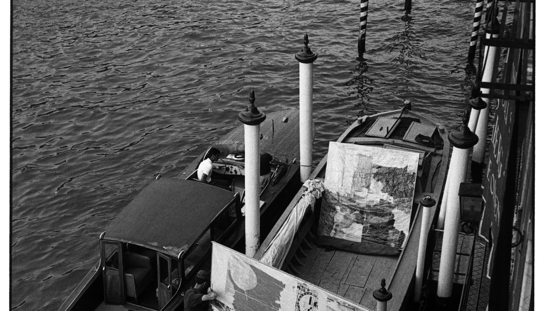 Ugo Mulas. Transporte de las obras de Robert Rauschenberg, XXXII Exposición Internacional Bienal de Arte, Venecia, 1964