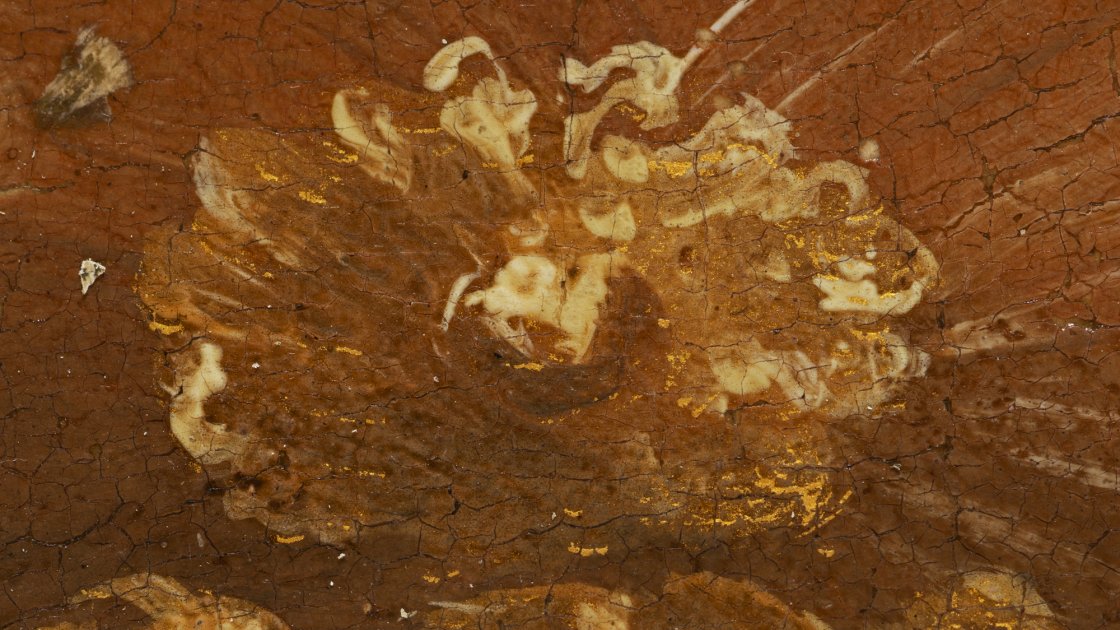 Detalle de los acabados en oro en la pintura “Retrato de una dama” de Pier Francesco Foschi