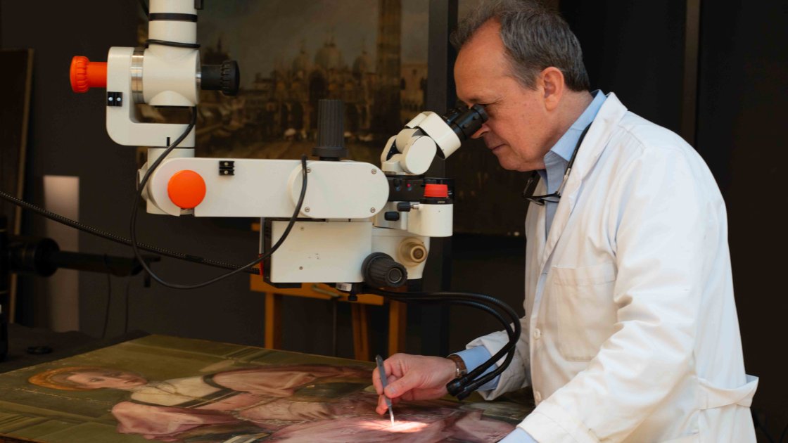 Restoration process of Pier Francesco Foschi's “Portrait of a Lady,” seen through a microscope