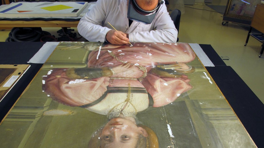 Restaurador en el proceso de intervención de la obra de Pier Francesco Foschi “Retrato de una dama”