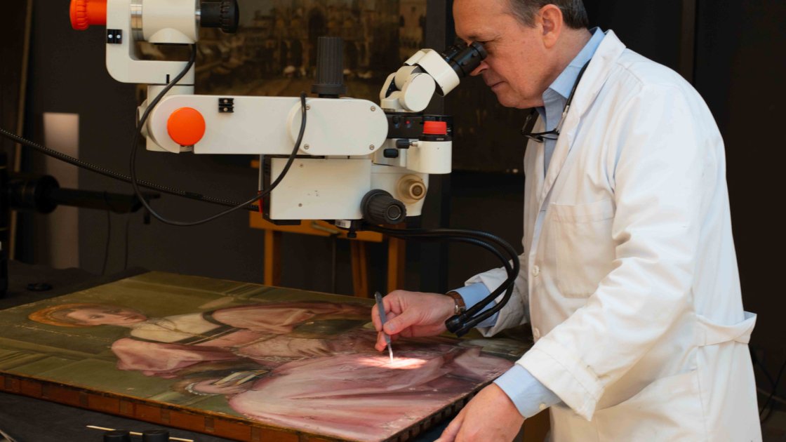 Proceso de restauración de la obra de Pier Francesco Foschi “Retrato de una dama”, a través del microscopio