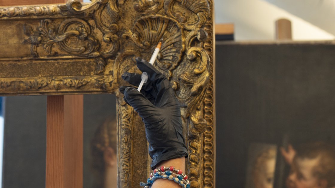 Detalle del proceso de la restauración del marco de “Venus y Cupido”, de Rubens