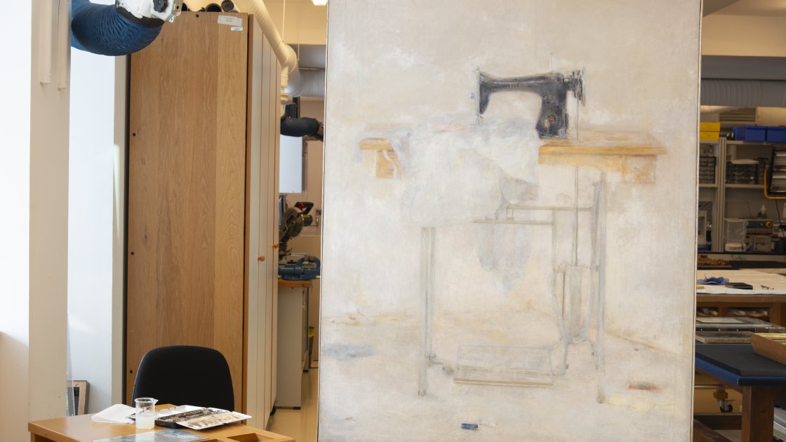 “Máquina de coser al uso” obra de Carmen Laffón después de la intervención de restauración