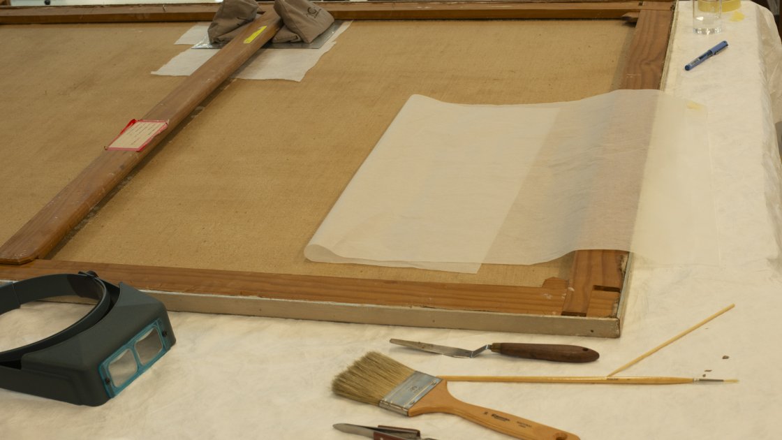 Corrección de la deformación de la obra “Máquina de coser al uso” de Carmen Laffón