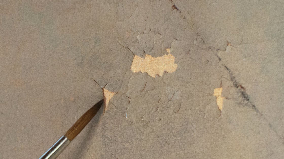 Detalle de la alteración de la capa pictórica de la obra “La terraza” de Carmen Laffón
