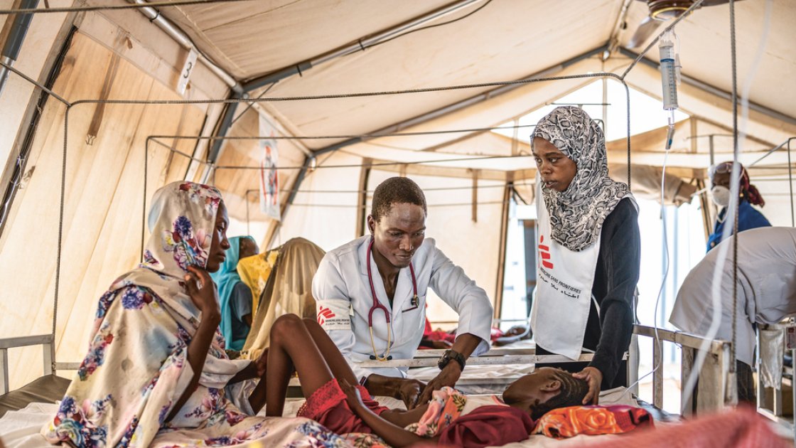 El Dr. Biaksoubo Keblouabé examina a Nasrin A., de 11 años y enferma de malaria, en el campo para personas desplazas de Adré, en Chad.