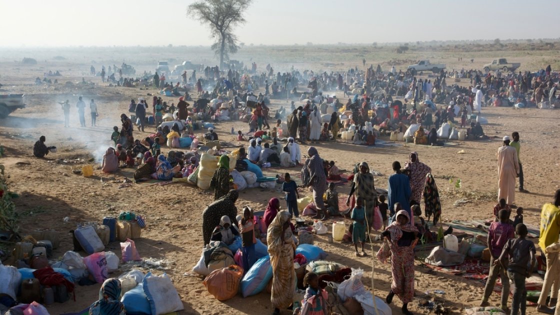 Varios grupos de personas desplazadas en la carretera entre Darfur y Chad en mayo de 2025.