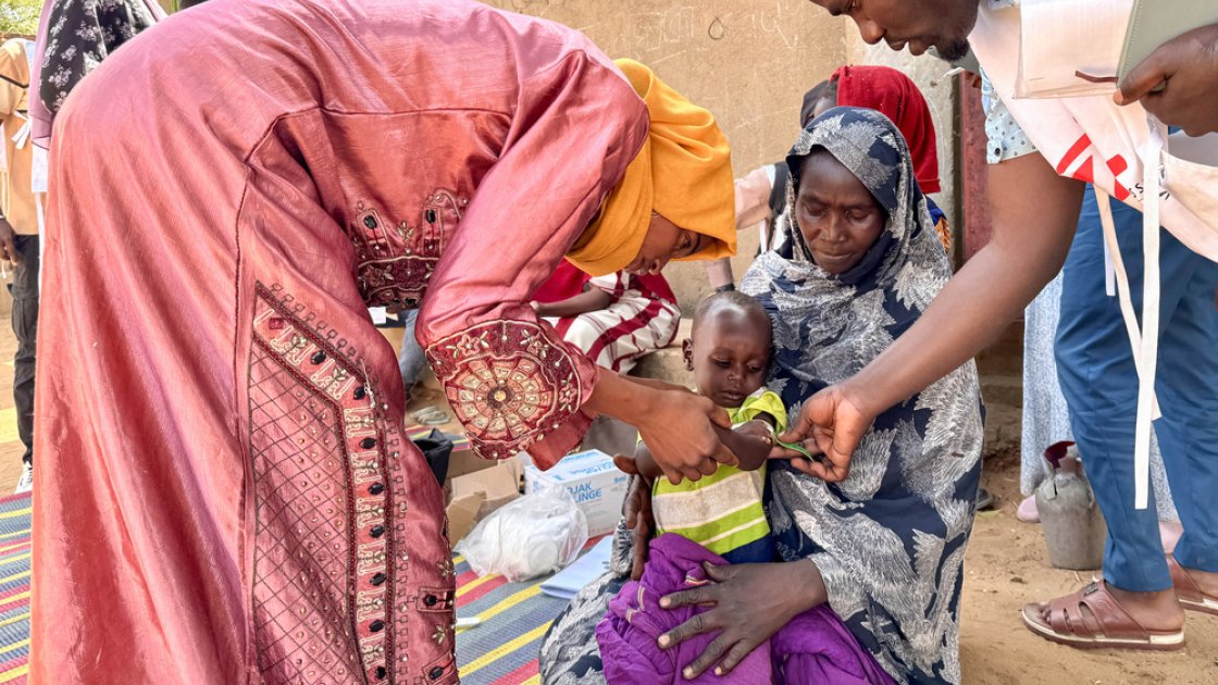 Un voluntario de la comunidad y un miembro del personal de MSF realizan una medición del perímetro del brazo (MUAC, por sus siglas en inglés) a Mohamed Ayoub, de 18 meses, inmediatamente después de que recibiera la vacuna contra el sarampión. Mohamed fue derivado después a un centro de salud especializado para comenzar un tratamiento contra la desnutrición.