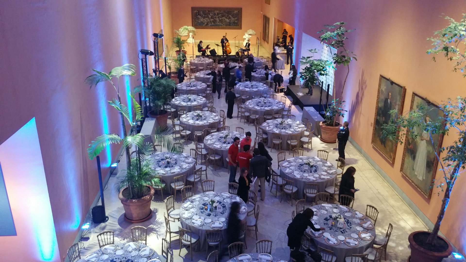 Varias mesas preparadas para una comida en el hall central del museo