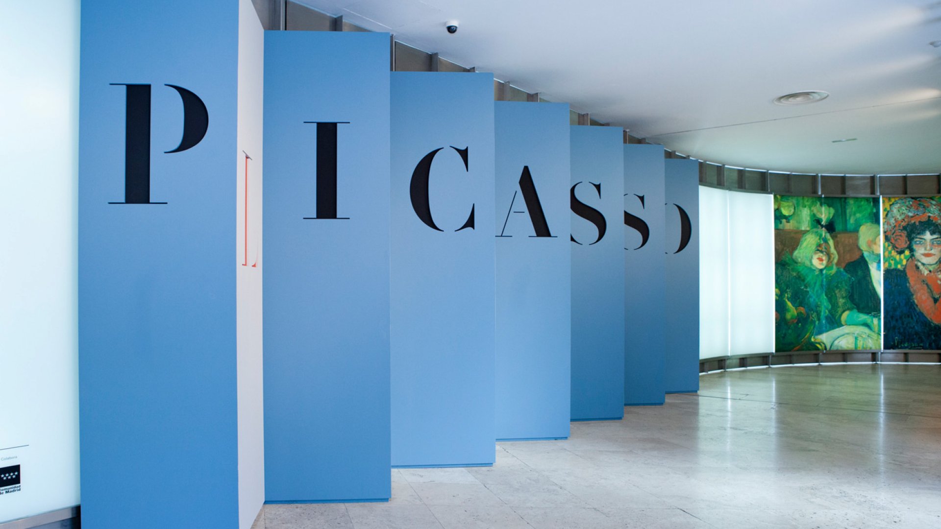 Curva del acceso a las exposiciones temporales del museo con la exposición Picasso Lautrec