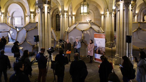 Entrar en el cuadro. Salvador García Fortes, vicerrector de Arte, Cultura y Patrimonio de la Universitat de Barcelona; Evelio Acevedo, director gerente del MNTB e Isabel Buesa, Directora de Endesa en Cataluña