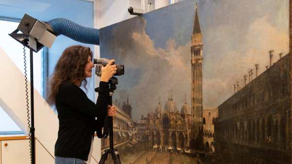 Estudio previo, toma de fotografías de alta resolución de la obra La plaza de San Marcos en Venecia, de Canaletto