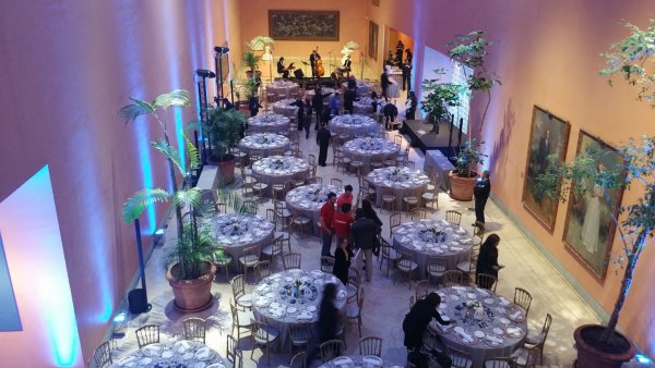 Varias mesas preparadas para una comida en el hall central del museo