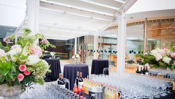 Catering de bebidas sobre una mesa con mantelería oscura en la terraza italiana