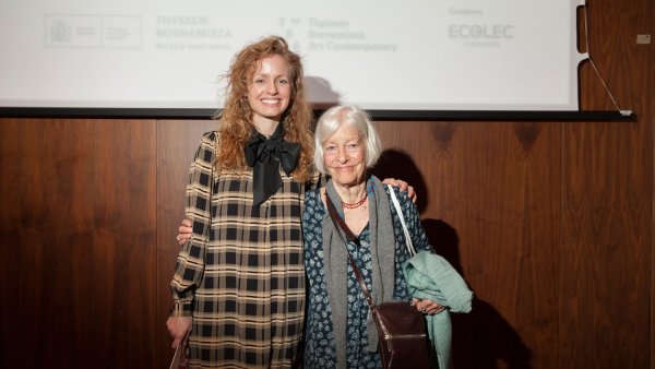 Joan Jonas y Stefanie Hessler, comisaria de la exposición, durante la rueda de prensa