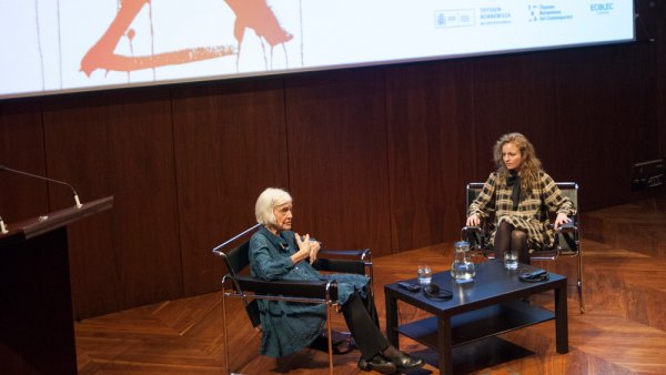 Joan Jonas y Stefanie Hessler, comisaria de la exposición, durante la charla inaugural