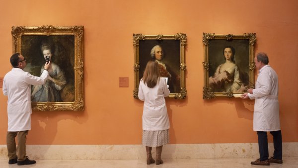 Restauradores realizando trabajos de conservación preventiva en salas